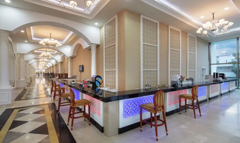 Lobby Lounge Bar (1/2)